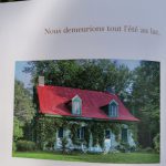 Une photo d'une maison au toit rouge prise lors d'un entretien avec Nancy Reichl Lange.