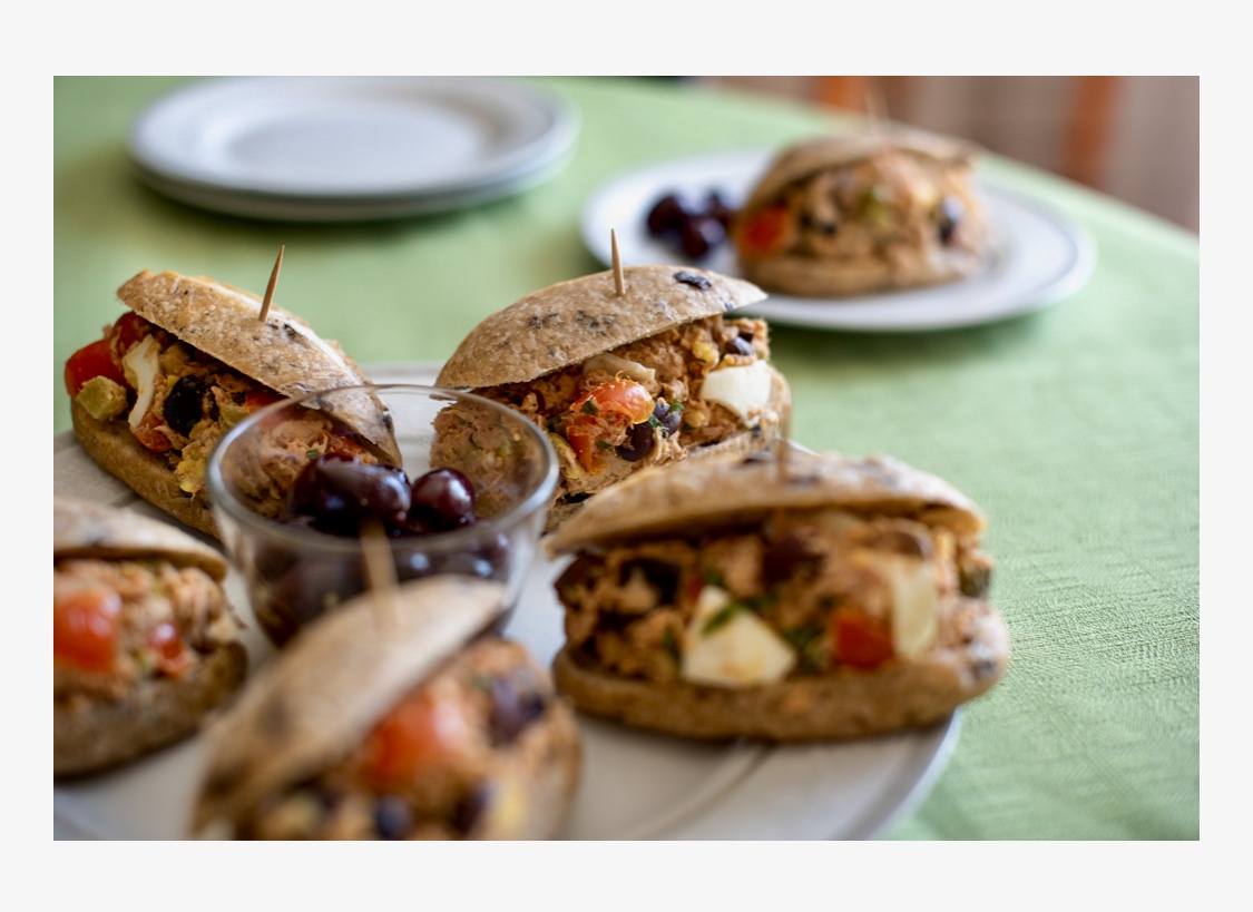 Des sandwichs épicés avec des olives et des tomates.