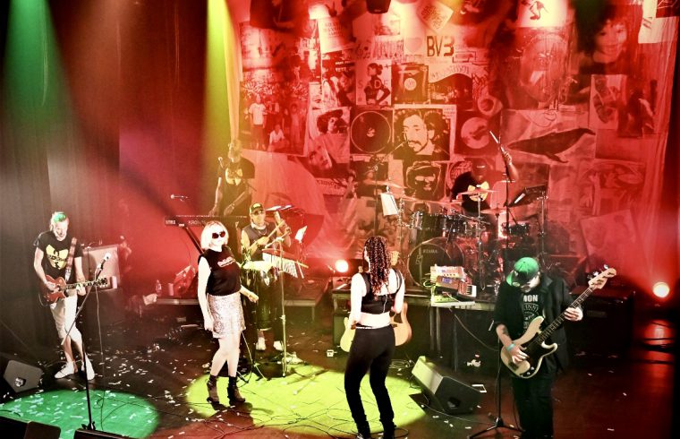 Le groupe musical Bran Van 3000 sur scène.
