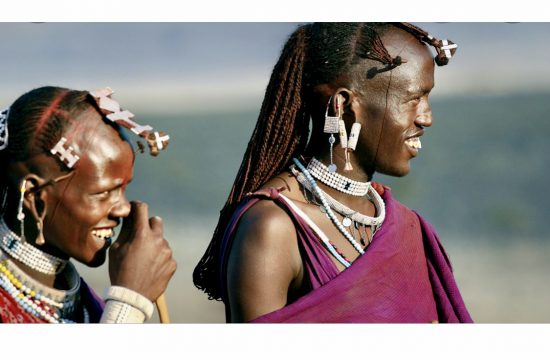 Deux femmes africaines percées aux oreilles sourient lors de leur aventure Rêves d'Afrique.