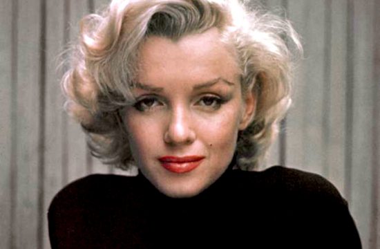 Marilyn Monroe cinématographique posant pour une photo.