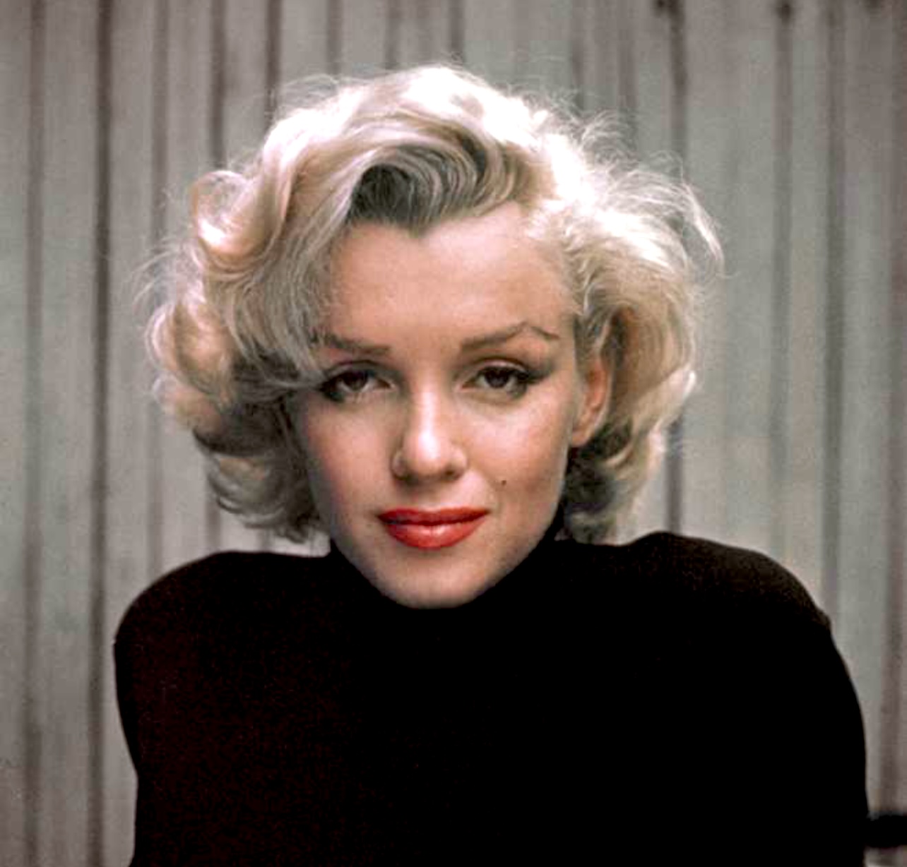 Marilyn Monroe cinématographique posant pour une photo.