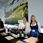 Deux femmes debout devant une table avec des bouteilles de vin Vins d'Autriche.