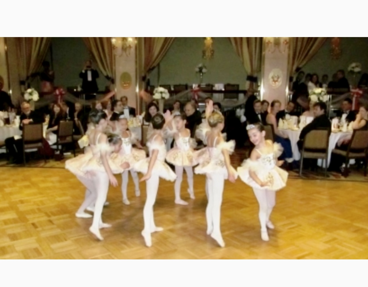 Un groupe de ballerines viennoises se produisant dans une salle de bal de Montréal.
