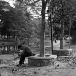 Photos du Cambodge - photo en noir et blanc d'un homme assis sous un arbre.
