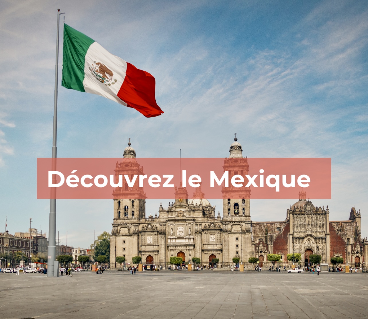A découvrir le Mexique est un bâtiment entouré d'un drapeau mexicain.