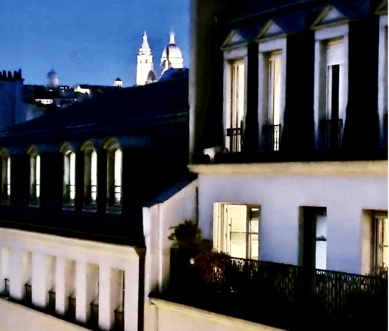 Une vue depuis le balcon d'un immeuble à Paris, révélant l'ambiance politique de la ville.