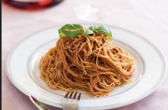Spaghetti à la sauce tomate sur une table.