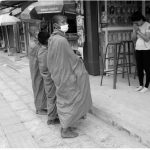 Un groupe de moines dans une rue du Vietnam, entourés par la culture vibrante et les paysages époustouflants de l’Asie du Sud-Est. Ces photos sereines capturent l'essence de la spiritualité bouddhiste et de la vie quotidienne dans ce lieu enchanteur.