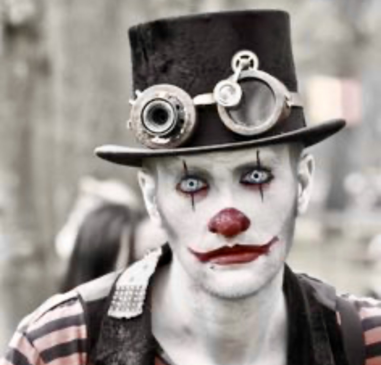 Un homme habillé en clown avec un haut-de-forme et des lunettes, prêt pour Halloween.