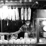 Photos du Cambodge représentant un vendeur ambulant vendant de la nourriture en noir et blanc.