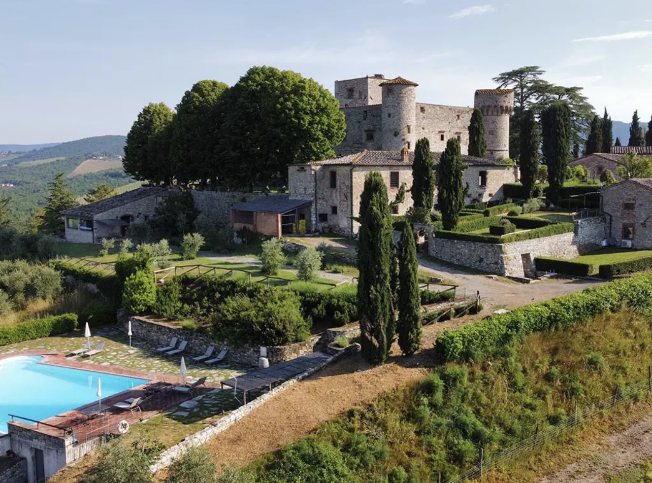 Un château perché avec une piscine exquise et des vues panoramiques, offrant une retraite luxueuse au cœur de la plus belle région viticole d'Italie.