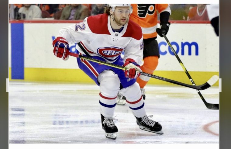Une image dynamique capturant un joueur de hockey en action sur la glace.