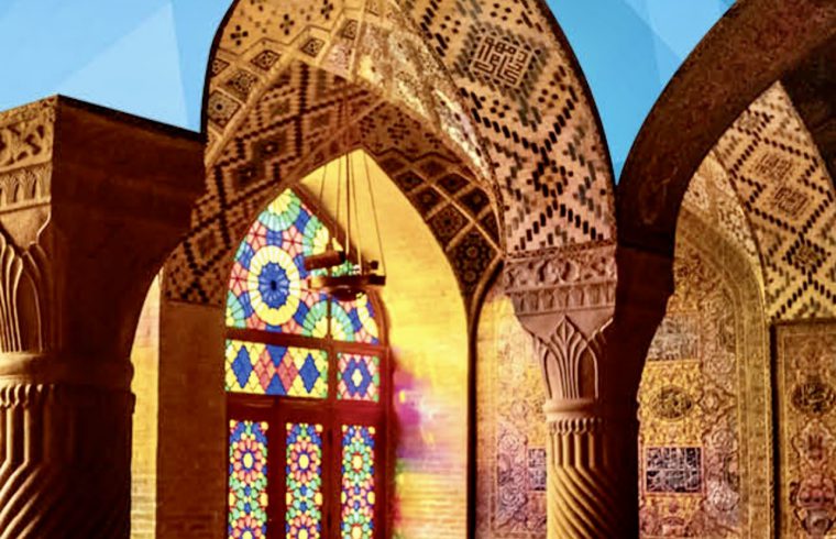 Une mosquée en Iran ornée de belles arches et de vitraux vibrants, rappelant les expositions artistiques vues par Les Grands Explorateurs.