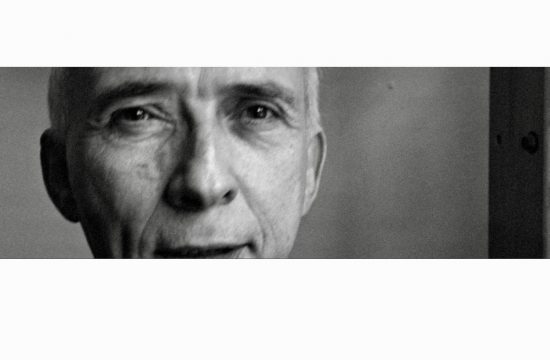 Une photo en noir et blanc d'un homme regardant la caméra dans le contexte de Littérature québécoise.