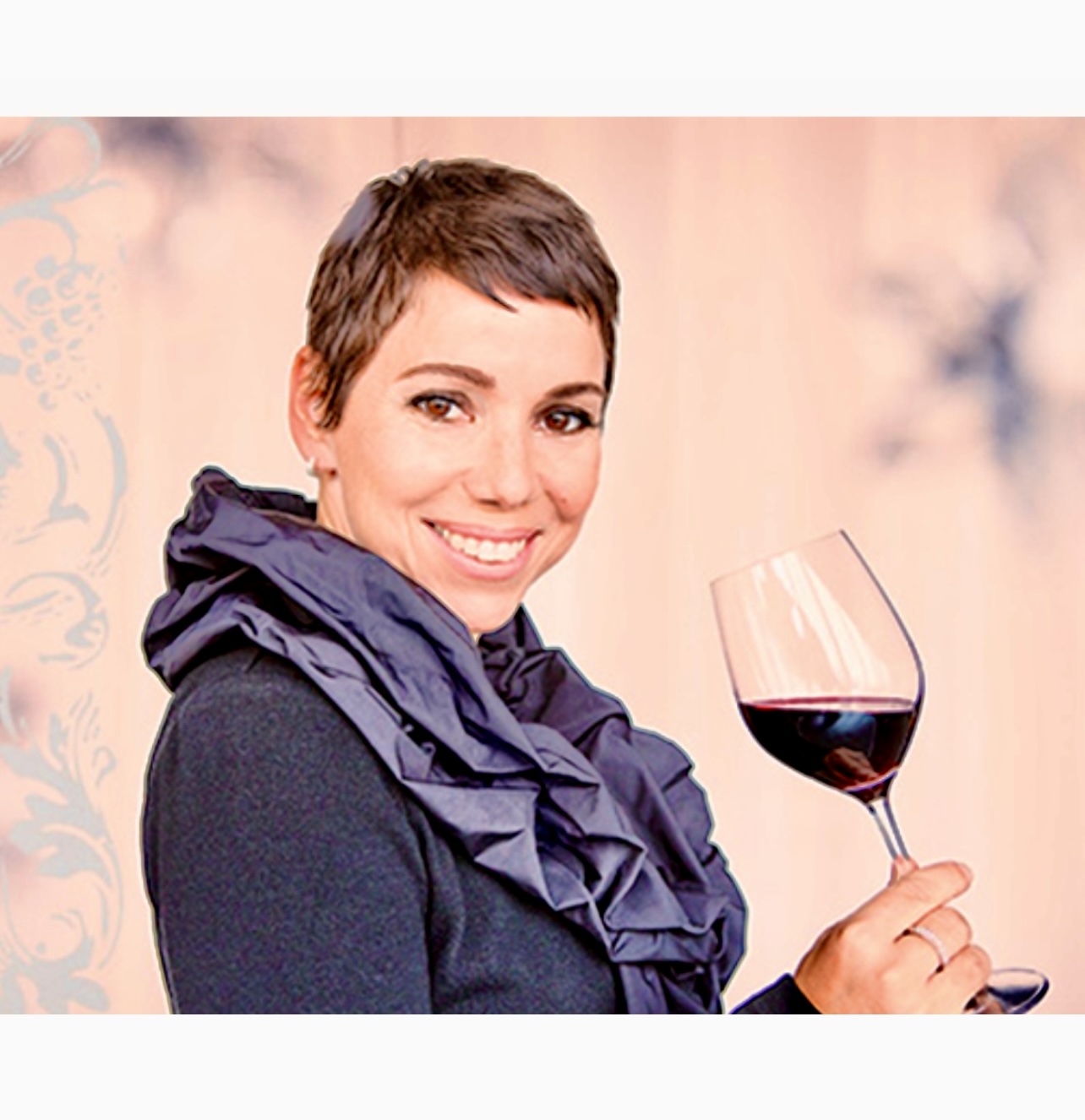 Une femme tenant un verre de vins.

Remarque : « vins » est le mot français pour vin.