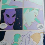 Lors d'une Exposition à Paris, une page de bande dessinée capture un artiste talentueux absorbé par le dessin détaillé d'un extraterrestre.