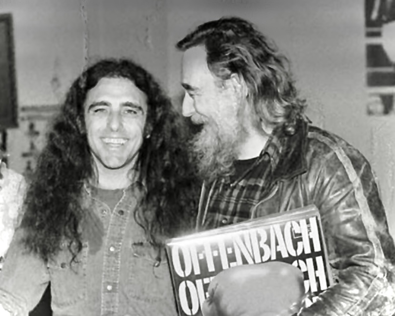 Vic Vogel et Jerry Boulet, deux hommes aux cheveux longs, debout l'un à côté de l'autre.