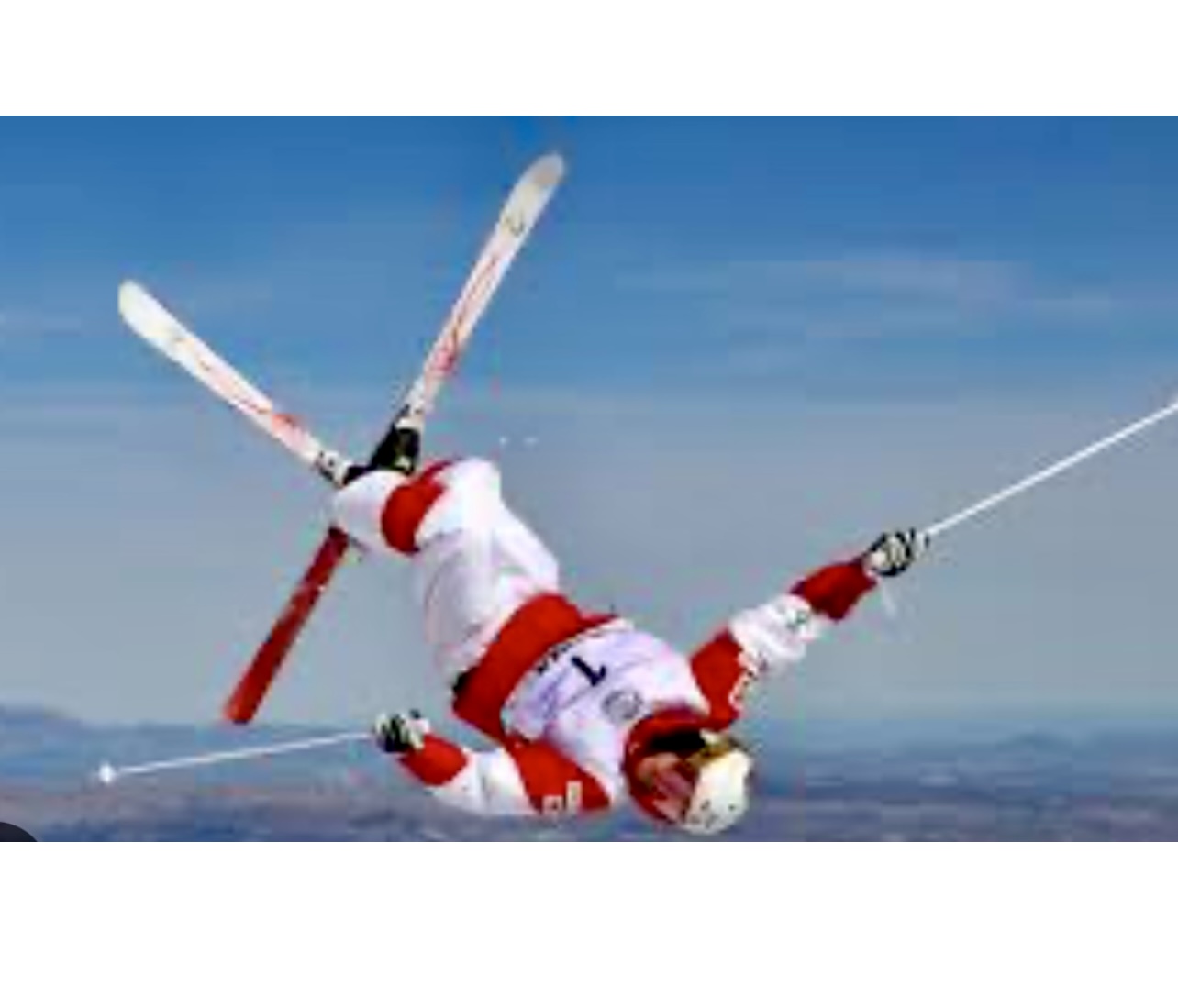 Un skieur effectuant un flip dans les airs.