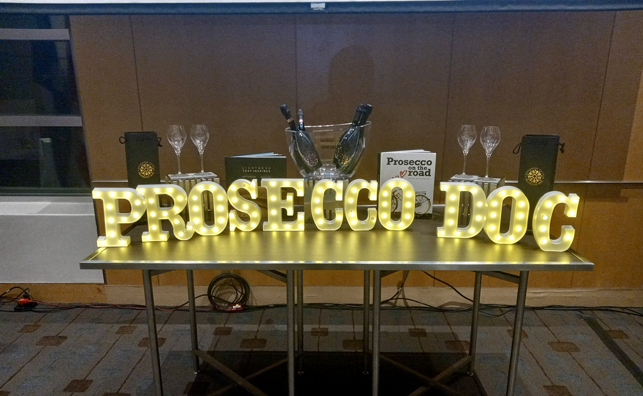 Une table affichant une élégante pancarte indiquant "Prosecco DOC".