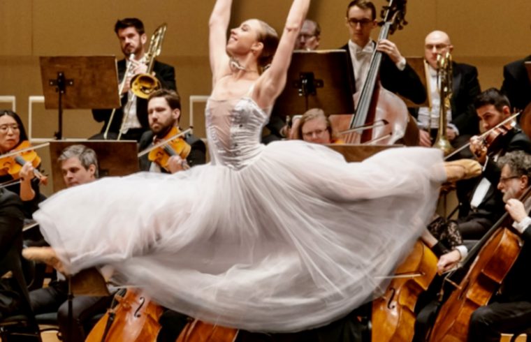 Une danseuse de ballet en robe blanche exécutant avec grâce les mélodies envoûtantes de la musique viennoise, ornée par un orchestre.