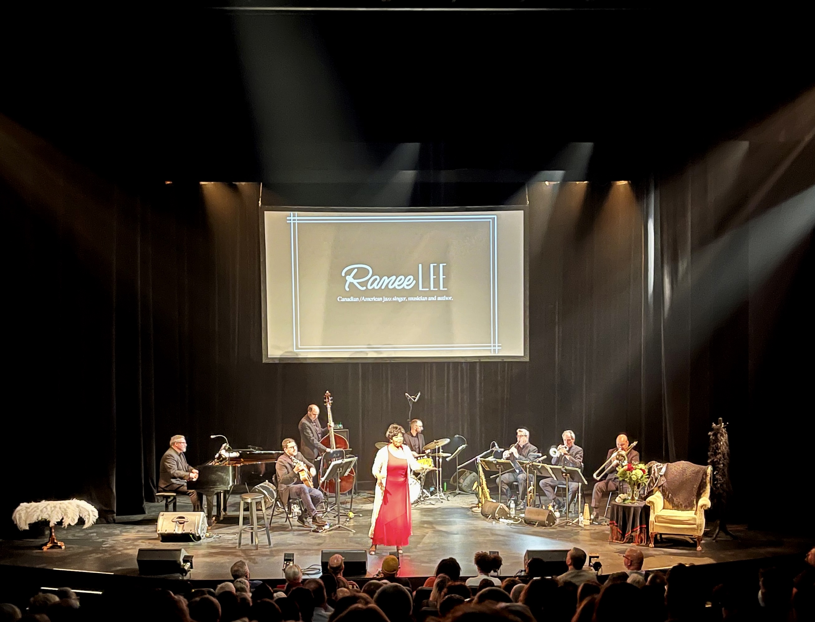 Un ensemble de Jazz sur scène devant un écran.
