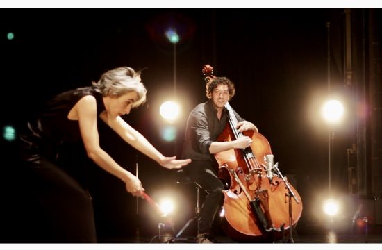 Un homme et une femme jouant du violoncelle sur scène, mettant en valeur leurs talents musicaux imprégnés de jazz.