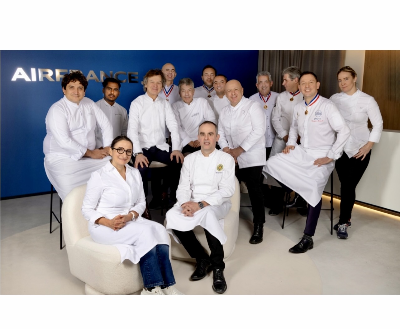 Un groupe de chefs, représentant la tradition gastronomique en France, posant pour une photo en l'honneur d'Air France.
