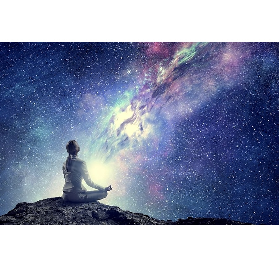 Une femme contemple devant un ciel étoilé, se livrant à une réflexion philosophique.
