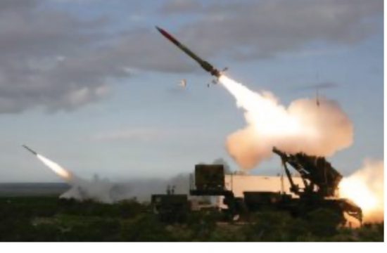 Pendant le conflit en cours en Ukraine, un puissant missile est lancé depuis un véhicule militaire.