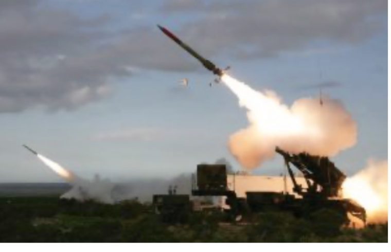 Pendant le conflit en cours en Ukraine, un puissant missile est lancé depuis un véhicule militaire.