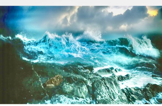 Une photo capturant la philosophie d’un océan tumultueux, avec des vagues s’écrasant sur les rochers.
