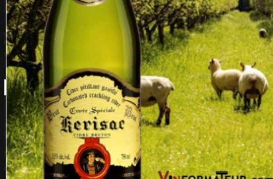 Une bouteille de champagne Vins de la semaine avec des moutons dans un verger.