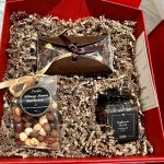 Le coffret cadeau Marché Artisans est une délicieuse combinaison de chocolats rouges et de noix.