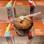 Un muffin avec une paille en plastique posé sur une boîte du Marché Artisans.
