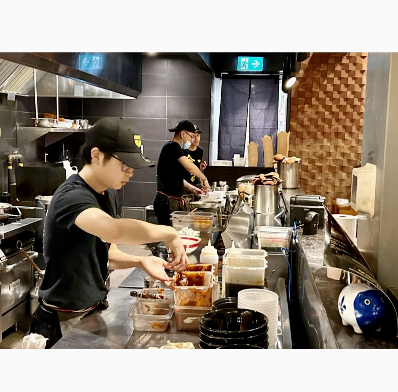 Un groupe de travailleurs préparant des plats dans un restaurant japonais.