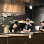Une équipe travaillant dans une cuisine de restaurant japonais.