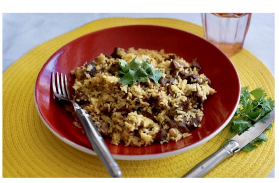 Recettes : Une assiette rouge avec du riz et de la viande.