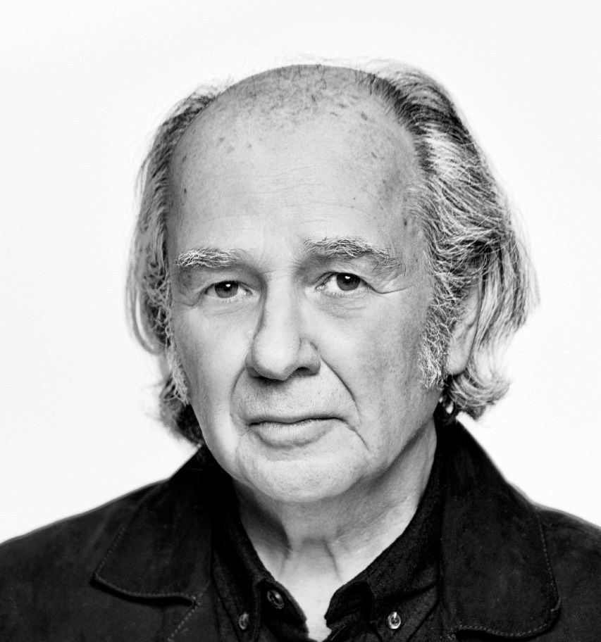 Une photo en noir et blanc de Pierre Ouellet, un homme plus âgé.
