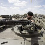 Un soldat se trouve à bord d'un véhicule blindé lors de la Guerre en Ukraine.