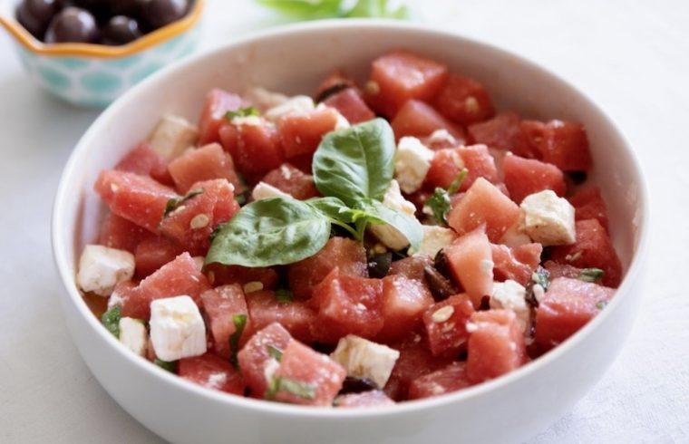 Salade de melon d'eau avec feta et olives.