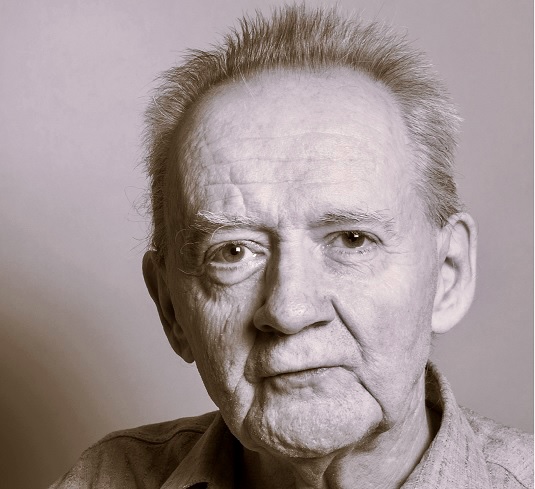 Une photo en noir et blanc de Patrice Desbiens, un homme plus âgé.