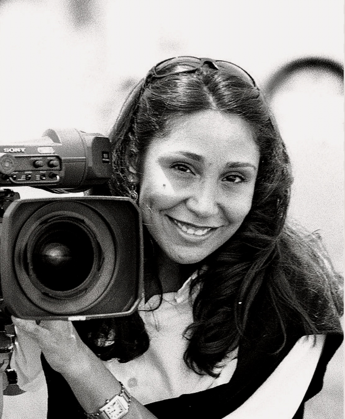 Festival du film capturé dans une photo en noir et blanc d'une femme tenant un appareil photo.