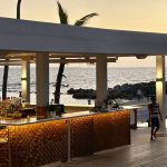 Un bar à Casa de Campo en République Dominicaine avec une vue sur l'océan au coucher du soleil.
