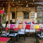 Un restaurant mexicain coloré avec des tables et des chaises.