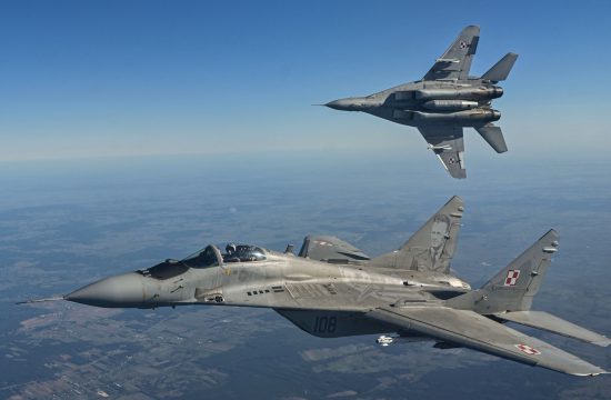 Deux avions de combat engagés dans une mission de guerre, survolant le ciel au milieu du conflit en cours en Ukraine.
