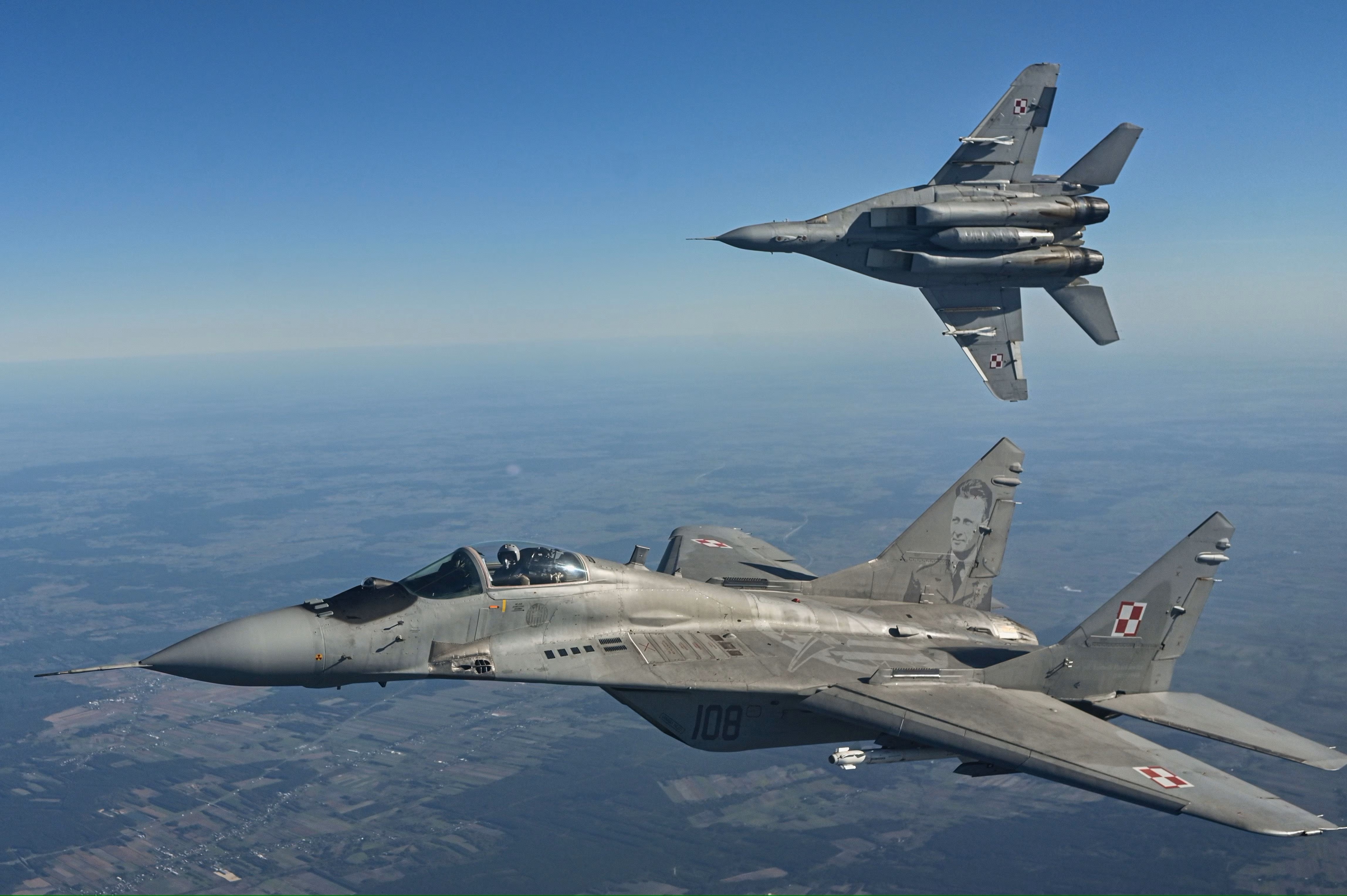 Deux avions de combat engagés dans une mission de guerre, survolant le ciel au milieu du conflit en cours en Ukraine.