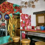 Un restaurant avec une fresque colorée sur le mur dans une Casa de Campo en République Dominicaine.