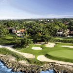 Une vue aérienne d'un terrain de golf près de l'océan à Casa de Campo en République Dominicaine.