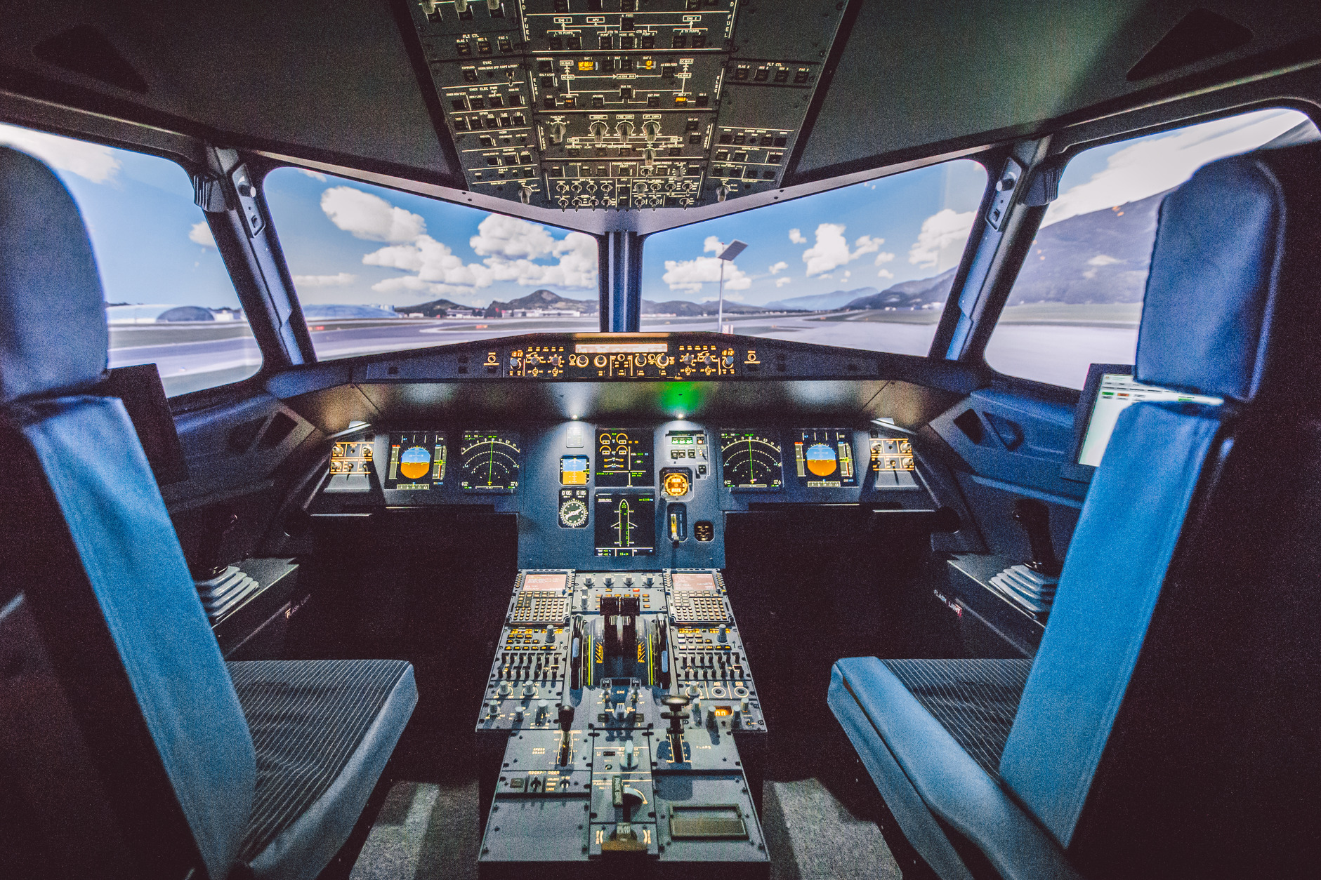 Un deuxième simulateur de vol à Montréal offrant une vue du cockpit d'un avion.